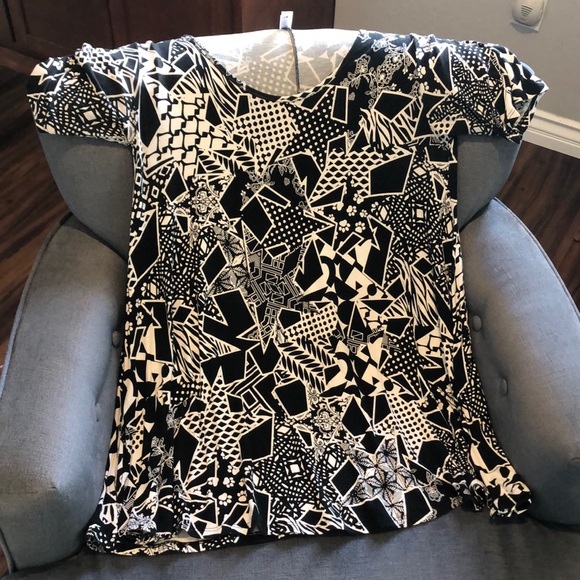 LuLaRoe Tops - Lularoe perfect t. Size S.